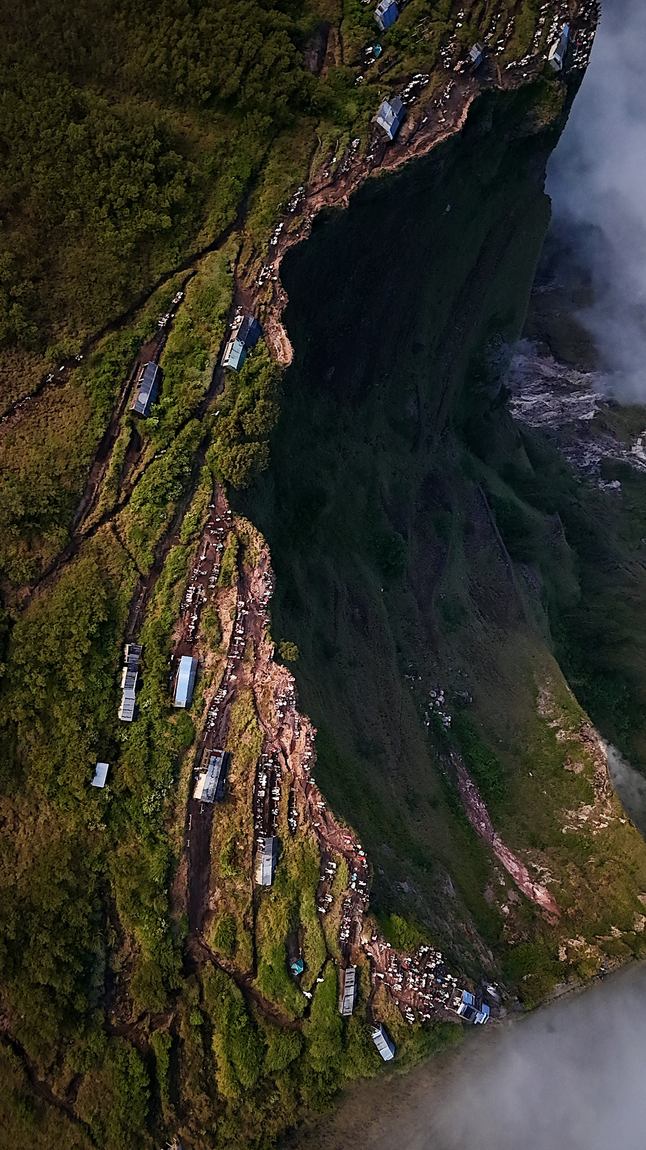 Drohnenaufnahme – Steilküste, Indonesien