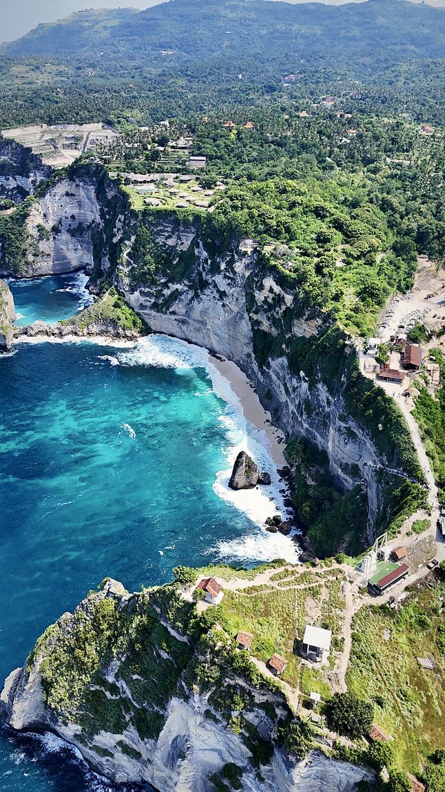 Drohnenaufnahme – Klippenbucht, Indonesien