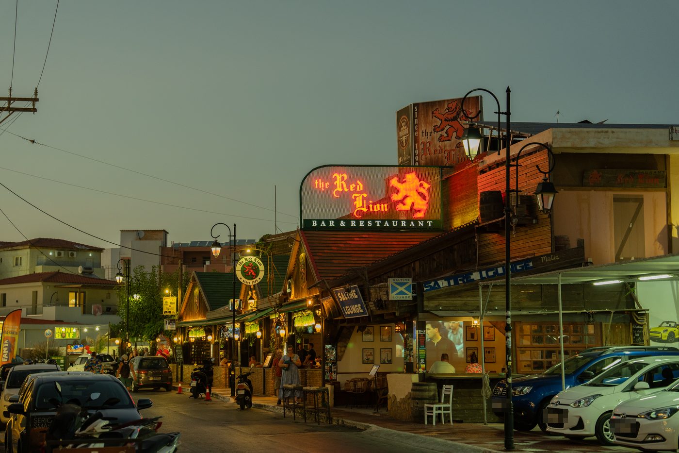 Bar und Restaurant mit Neonschild in der Abenddämmerung