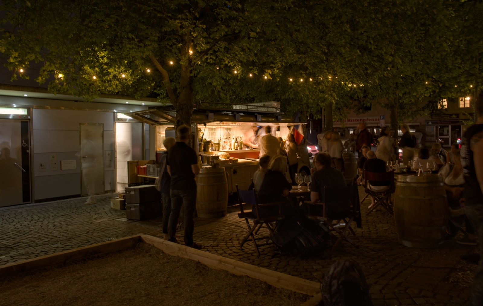 papéro, Apéro-Bar am Abend unter Lichterketten