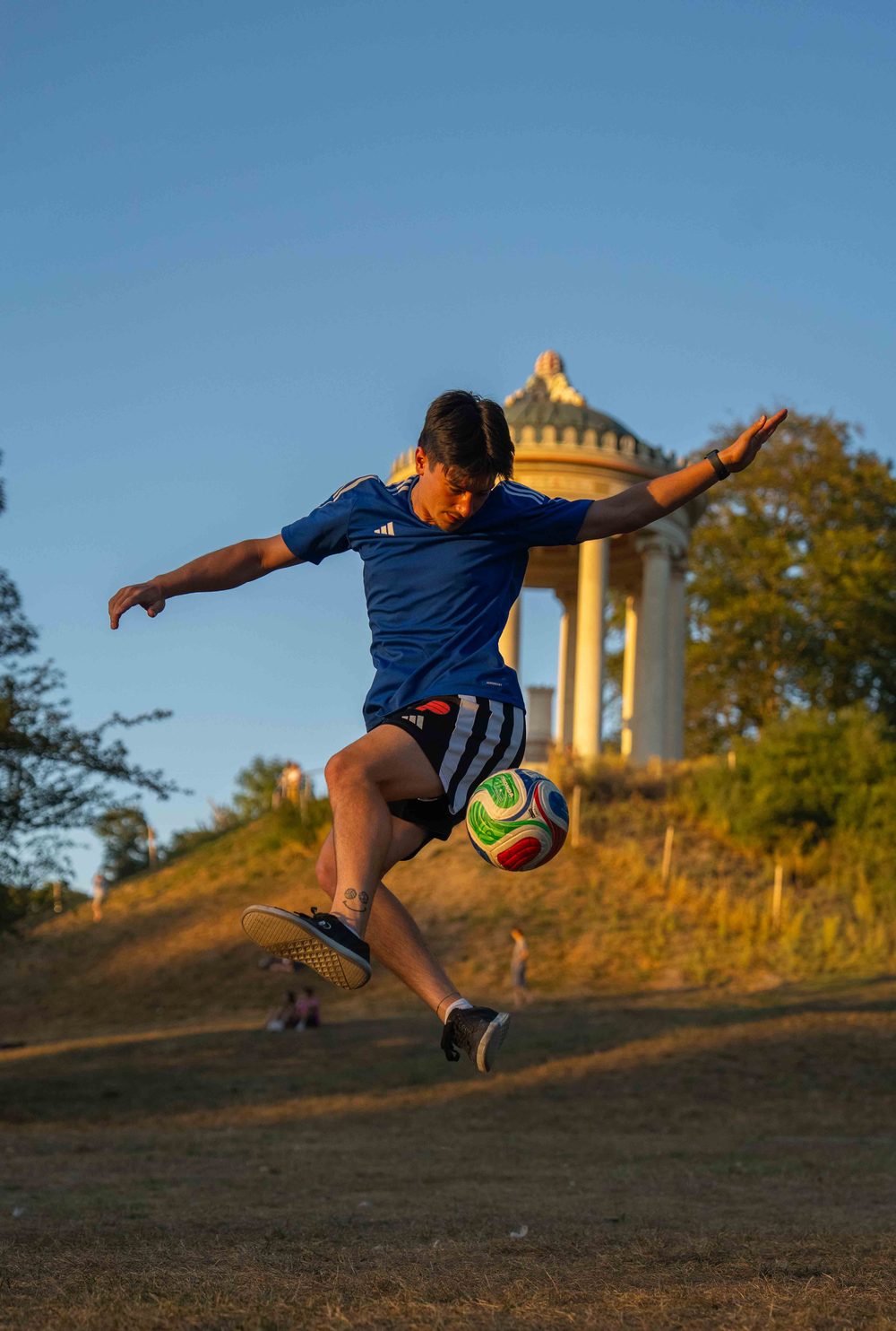 Fußball-Freestyle am Monopteros im Englischen Garten München