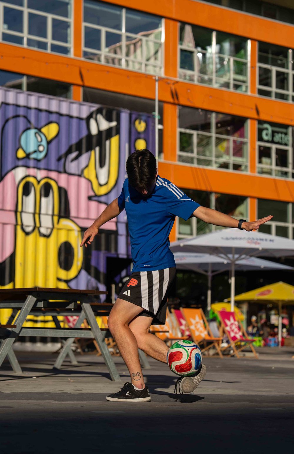 Ballkontrolle beim Fußball-Freestyle im Werksviertel München