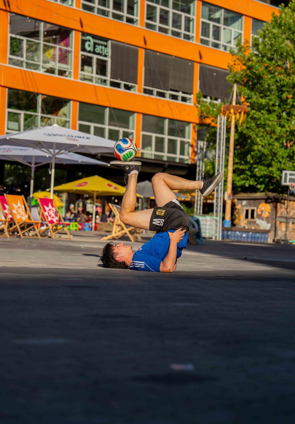Fußball-Freestyle-Trick am Boden im Werksviertel München