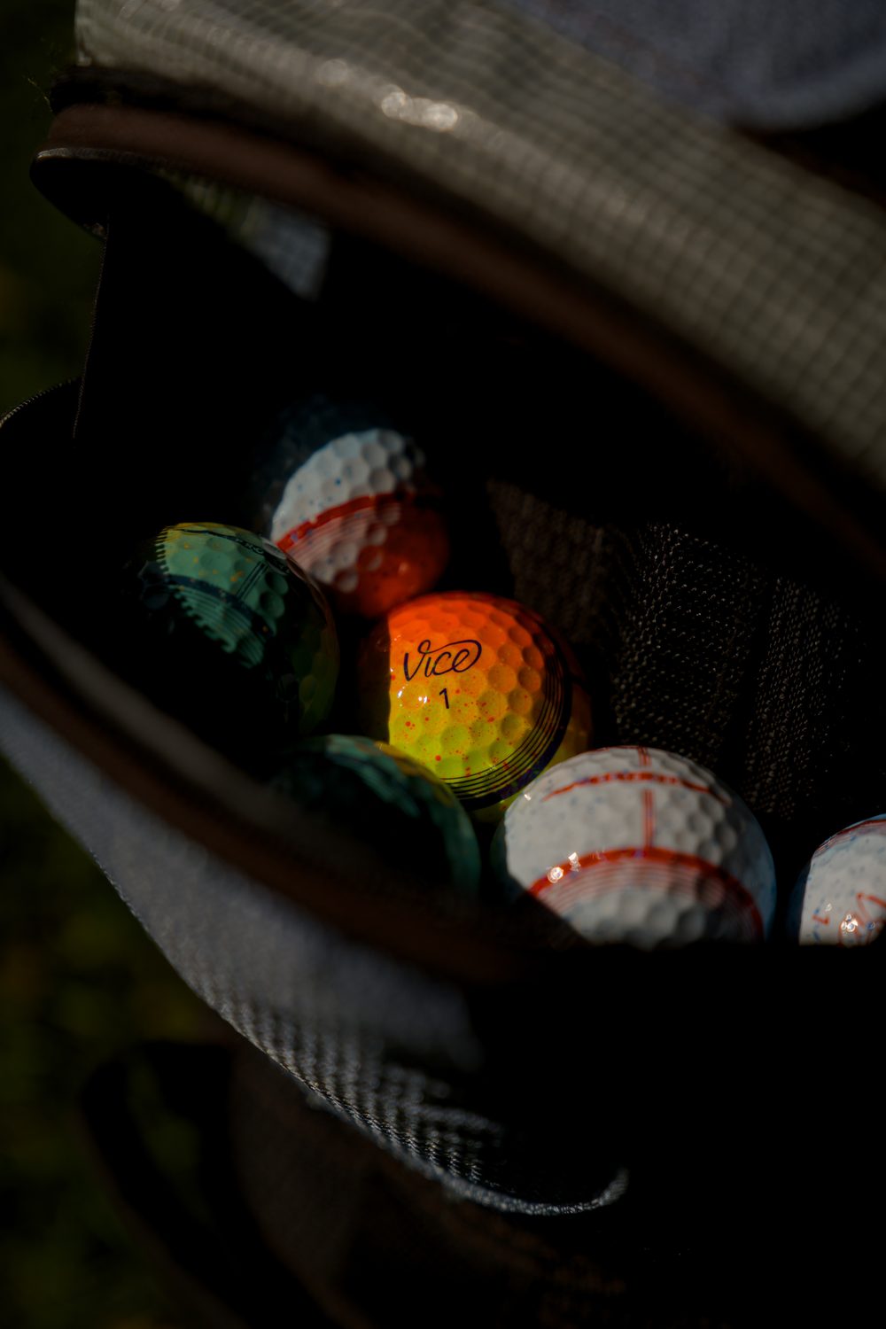 Vice Golfbälle in der Balltasche im Abendlicht